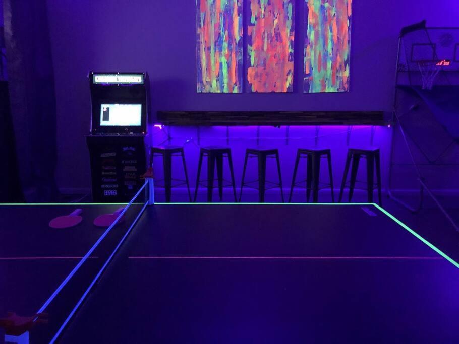 Fun West Knox Pad~ Hot Tub~ Neon Game Room~ Arcade ノックスビル エクステリア 写真